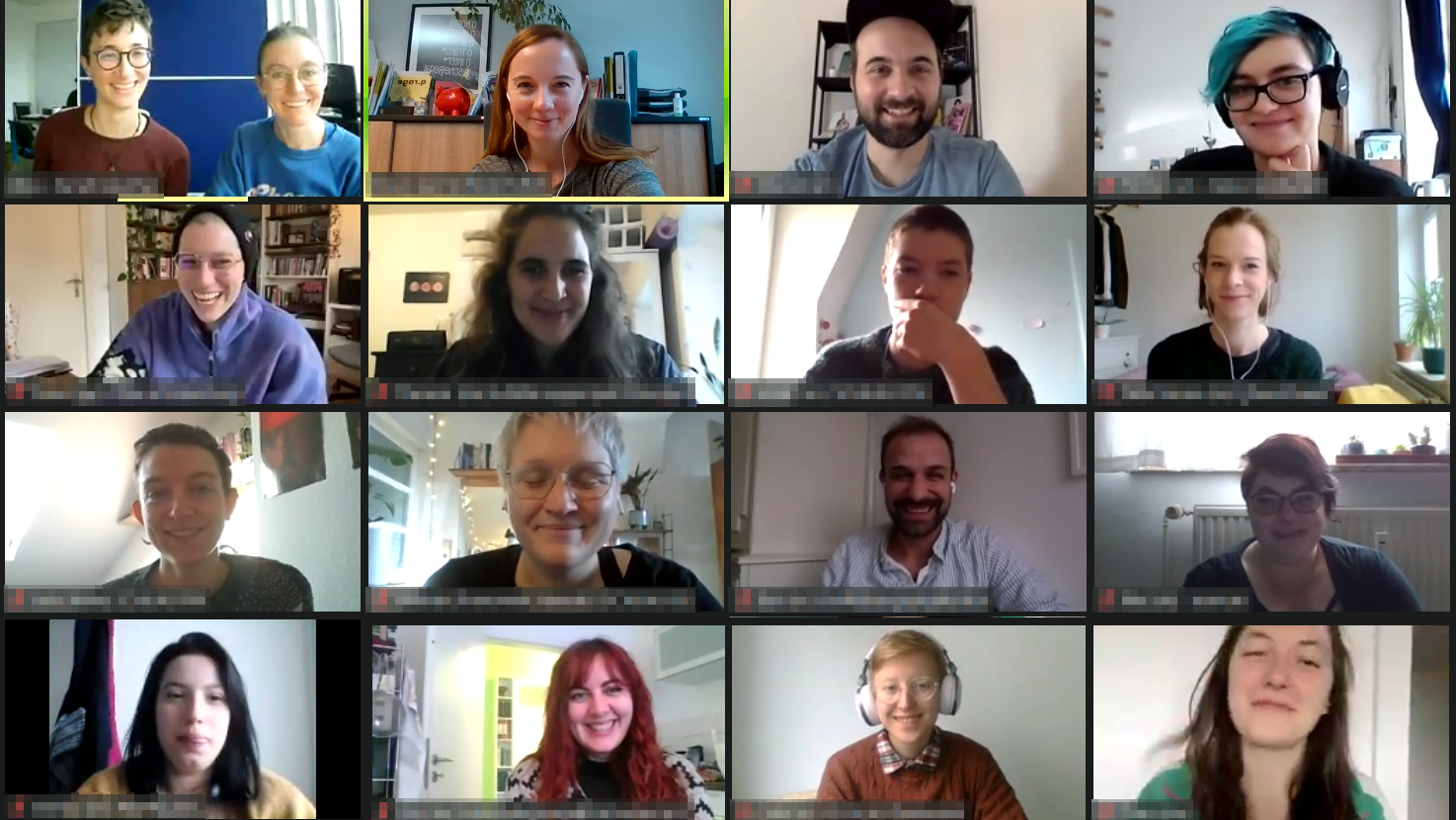 Ein Screenshot der Fachfortbildung im Dezember 2021. Es sind 12 Fenster, in denen die Teilnehmenden lächelnd in die Kamera schauen.