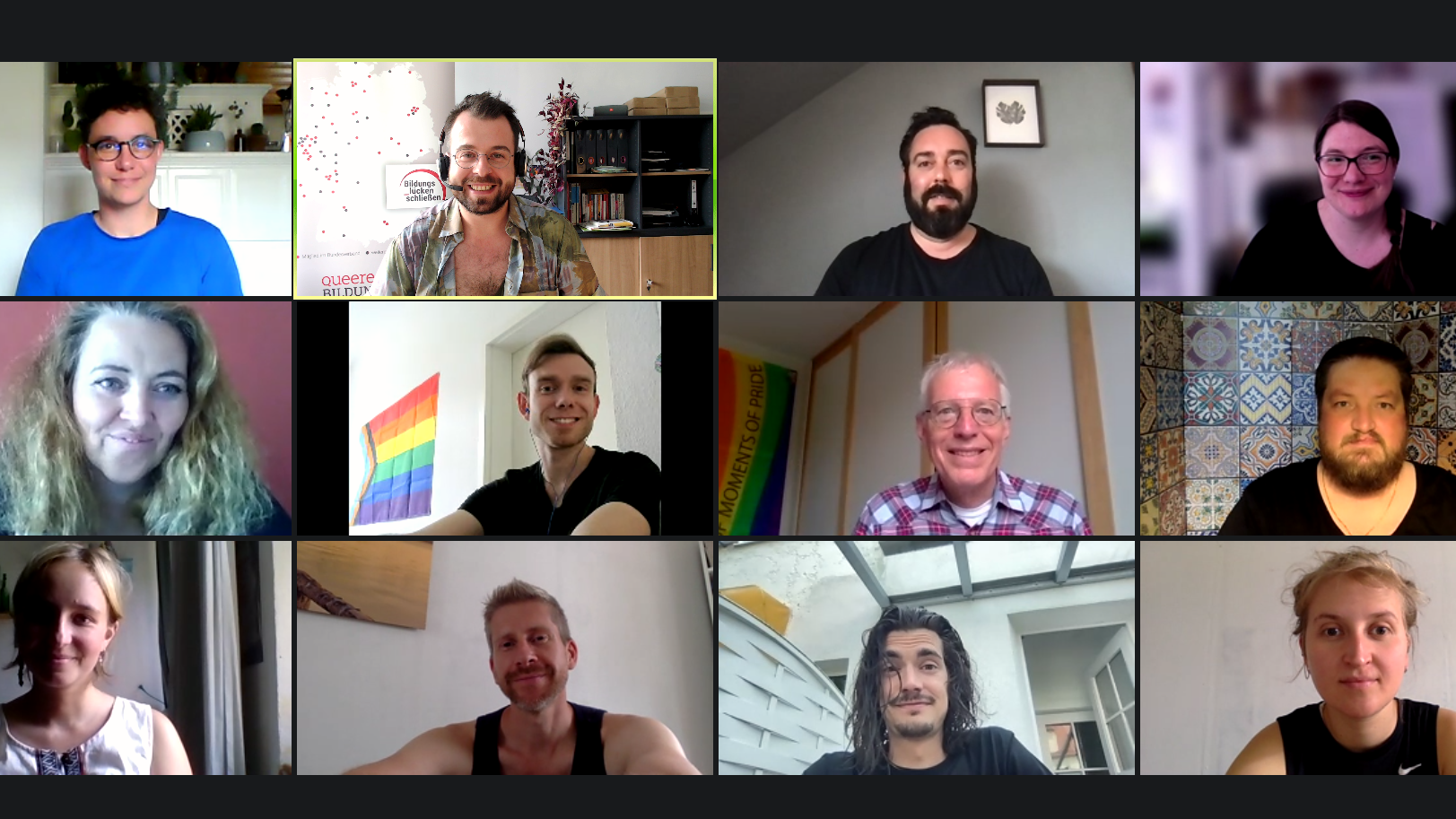 Ein Screenshot der Fachfortbildung  im Juni 2021. Es sind 12 Fenster, in denen die Teilnehmenden lächelnd in die Kamera schauen.